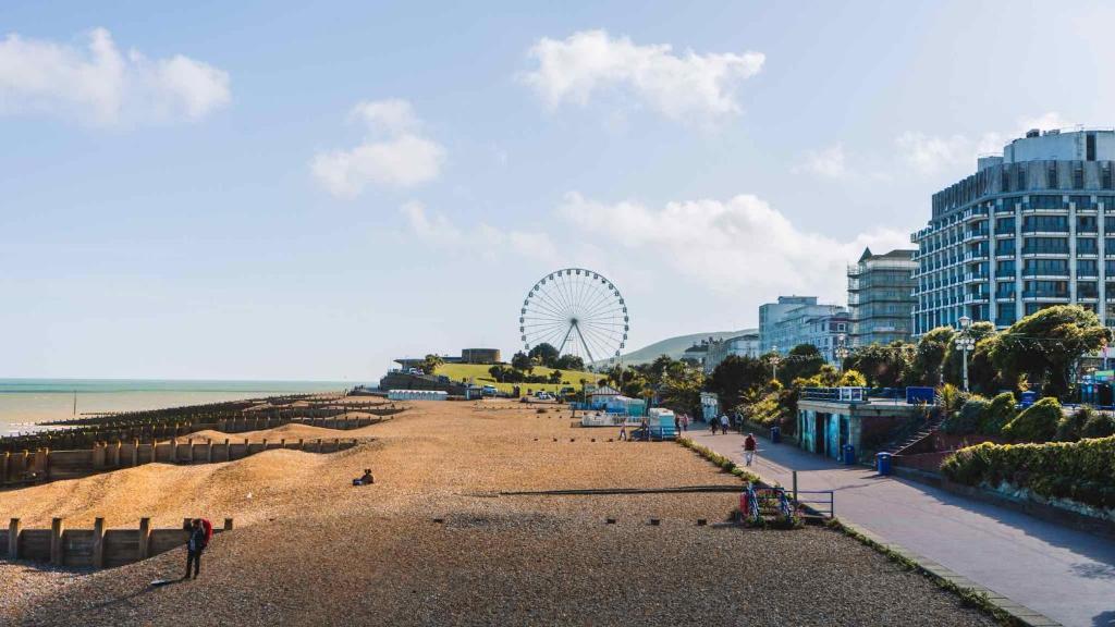 een strand met een reuzenrad op de achtergrond bij fyndyourplace in Eastbourne