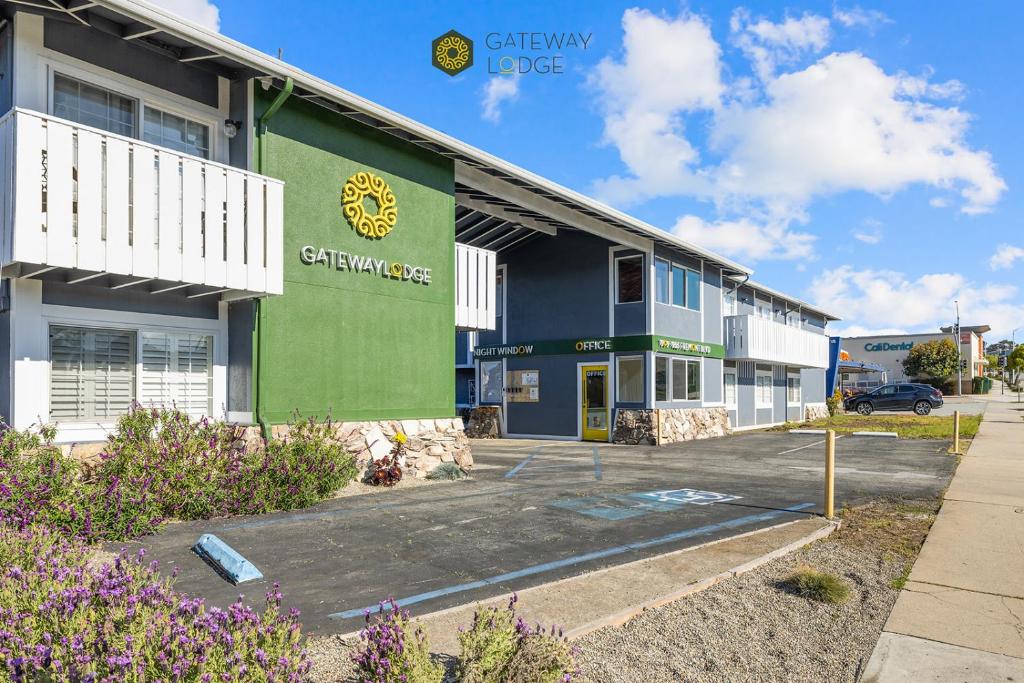 ein grünes Gebäude mit einem Auto, das draußen geparkt ist in der Unterkunft Gateway Lodge in Seaside