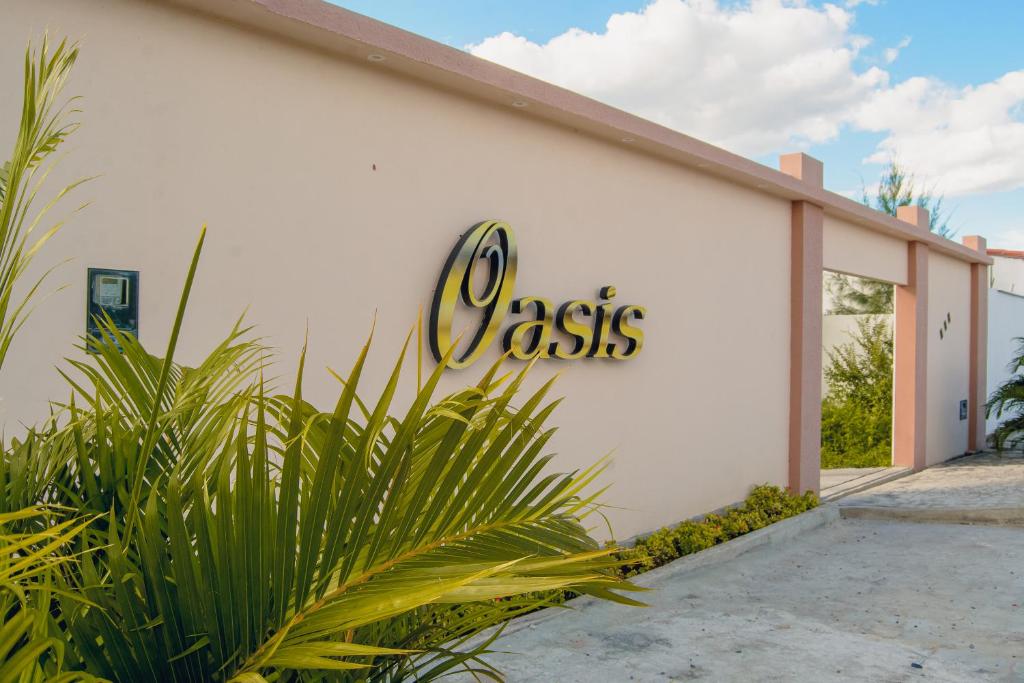 un bâtiment avec un panneau sur son côté dans l'établissement OASIS ACARI GARGALHEIRAS, à Acari