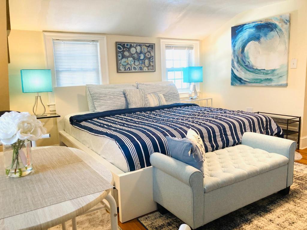 سرير أو أسرّة في غرفة في Private Bedroom with Furnished Everything in a House at Framingham center