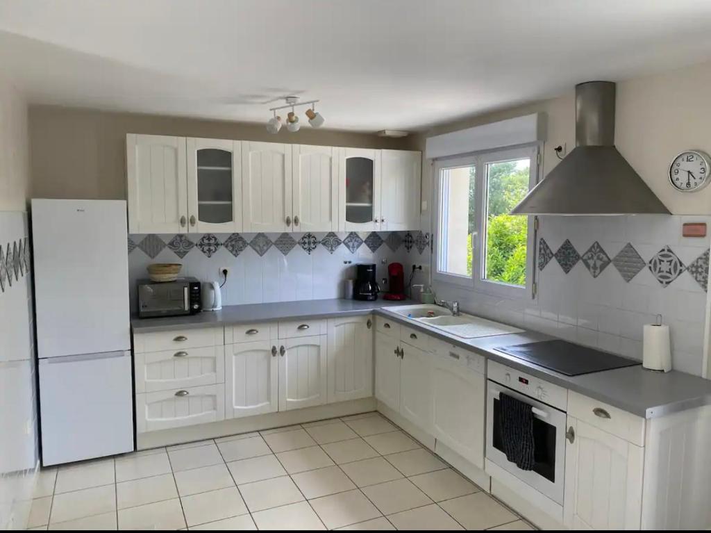 Kuchyň nebo kuchyňský kout v ubytování Maison avec parc arboré entre terre et mer
