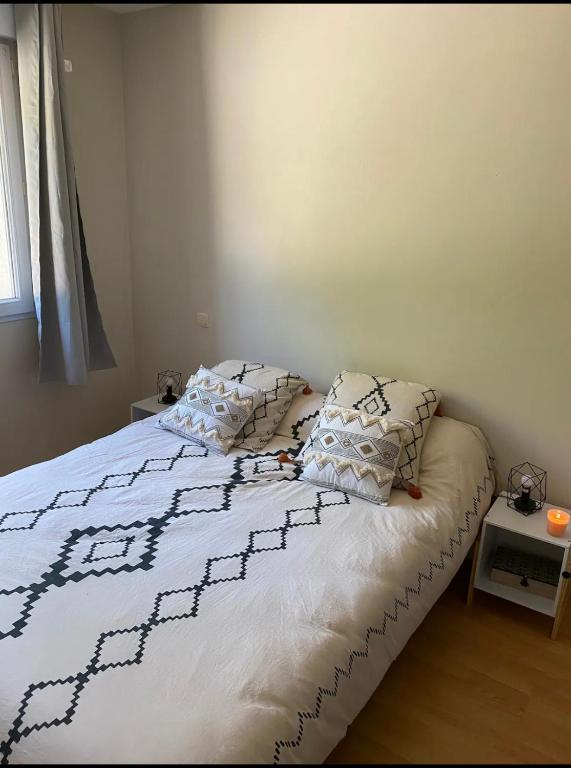 Postel nebo postele na pokoji v ubytování Maison avec parc arboré entre terre et mer