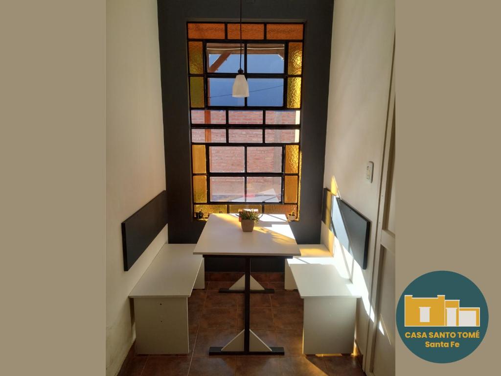 Cette chambre comprend une table et une fenêtre. dans l'établissement Casa Santo Tomé, à Santo Tomé
