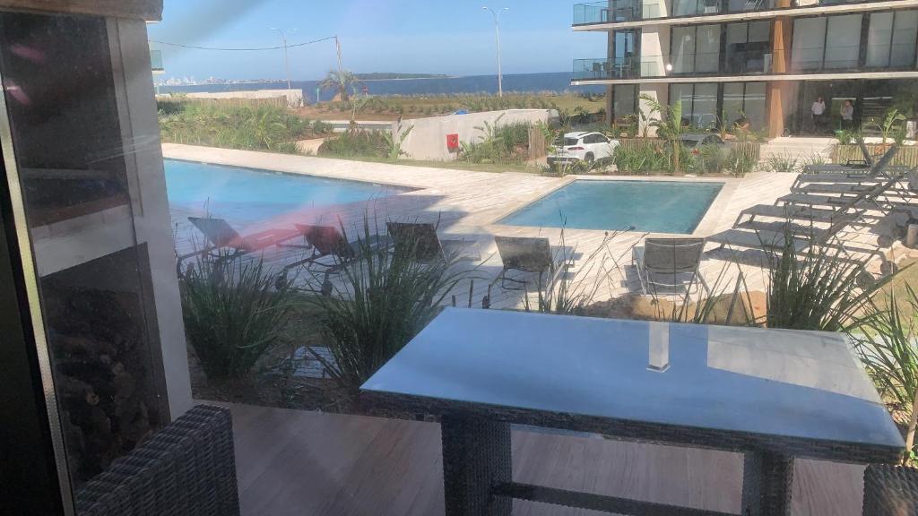 a view of a swimming pool from a balcony at Moderno in Punta del Este