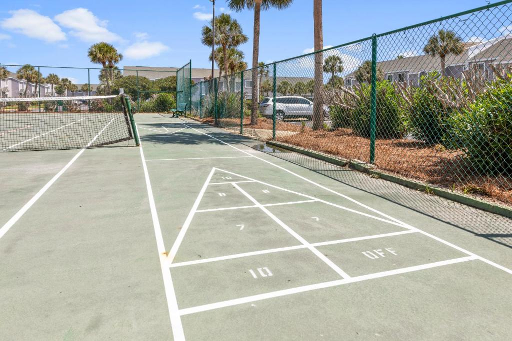 Tennis und&#47;oder Squash in der Unterkunft New Luxury Listing! August sale! oder in der Nähe