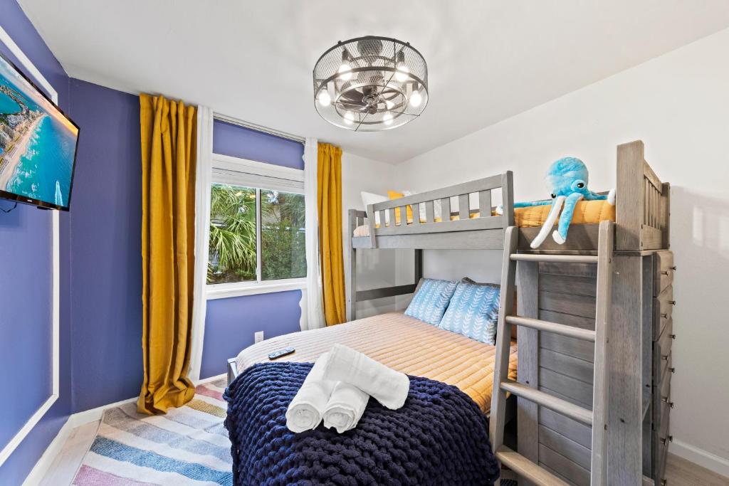 Ein Bett oder Betten in einem Zimmer der Unterkunft New Luxury Listing! August sale!