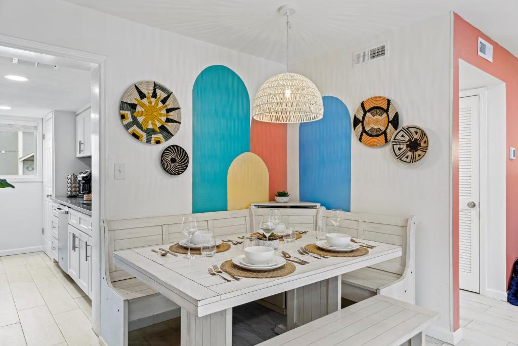 ein Esszimmer mit Surfbrettern an der Wand in der Unterkunft New Luxury Listing! August sale! in Destin