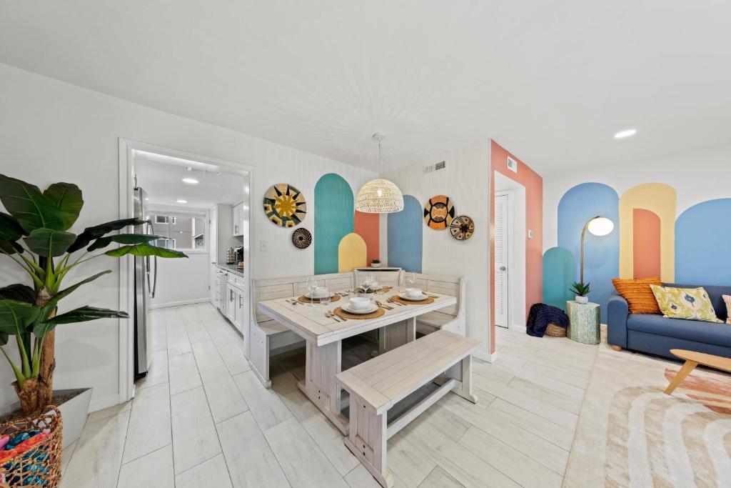 Ein Bett oder Betten in einem Zimmer der Unterkunft New Luxury Listing! August sale!