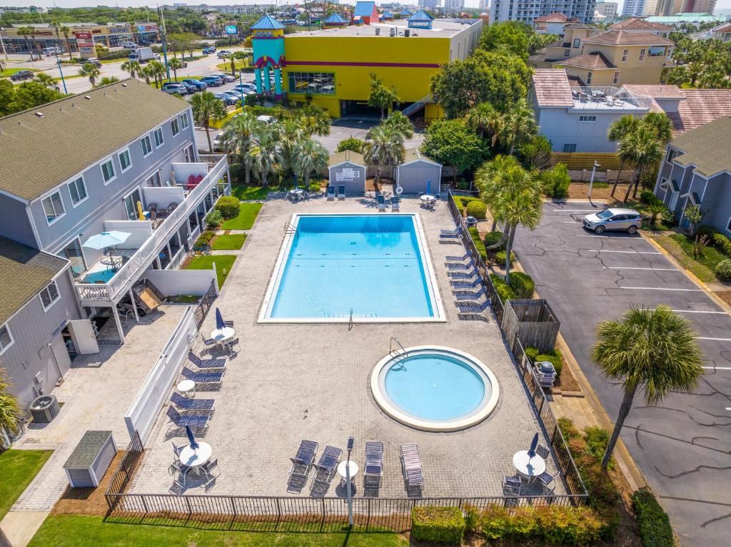 Der Swimmingpool an oder in der Nähe von New Luxury Listing! August sale!