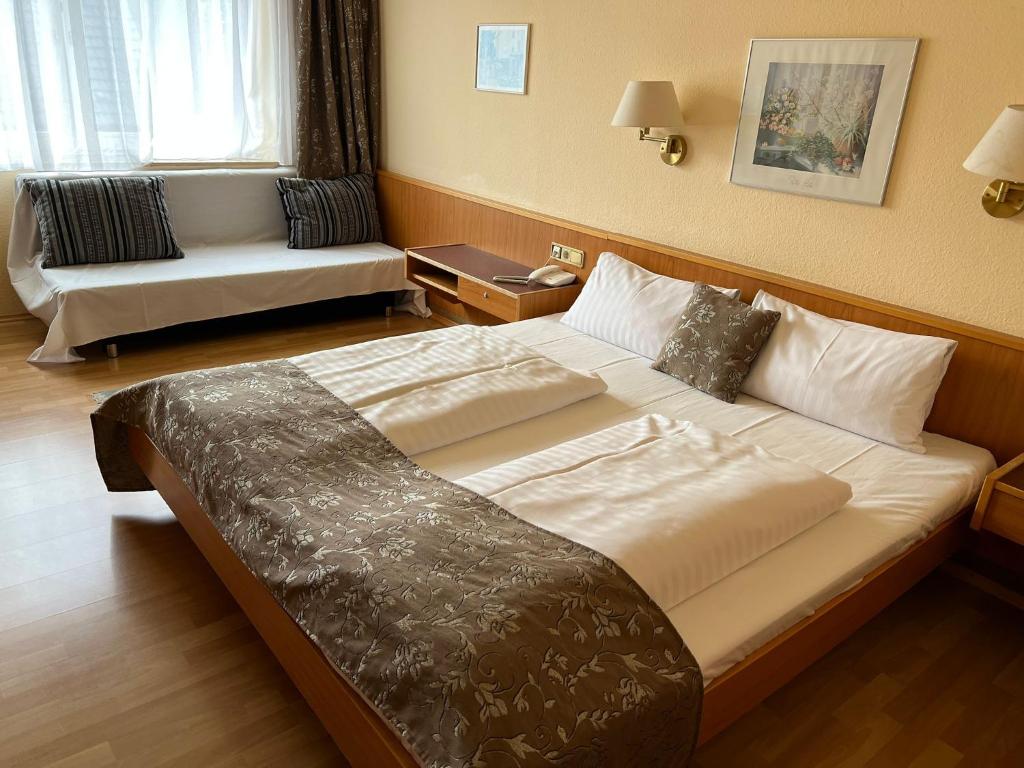 Postel nebo postele na pokoji v ubytování Hotel Zum Kaffeekännchen