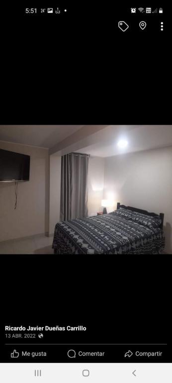 uma fotografia de um quarto de hotel com uma cama em Magu Hotel Huarmey em Huarmey