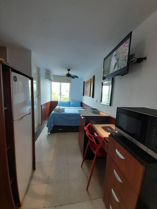ein kleines Zimmer mit einer Küche und einem Schlafzimmer in der Unterkunft R.1112 Estudio ejecutivo, privado con cocina y baño. in Panama-Stadt