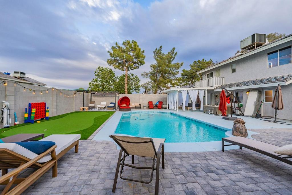 een achtertuin met een zwembad en een huis bij Family Fun House with Heated Pool & Hot Tub & Pool Table in Chandler in Chandler