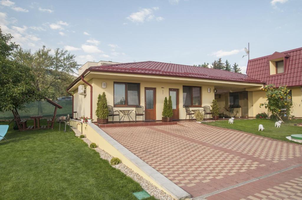 uma casa com uma passarela de tijolos no quintal em Ubytovanie Zobor em Nitra