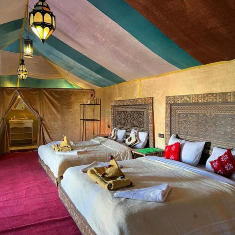 Postel nebo postele na pokoji v ubytování Luxury Bedouin Camp
