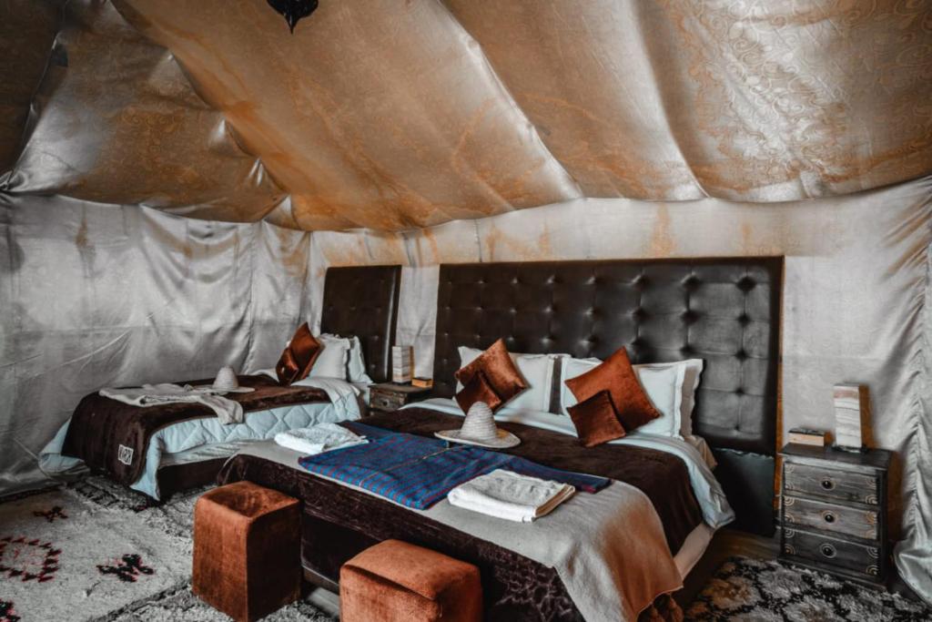 Postel nebo postele na pokoji v ubytování Luxury Bedouin Camp