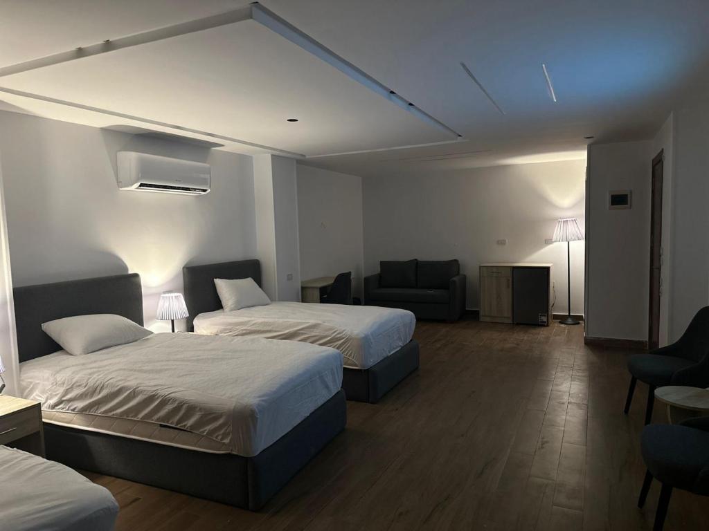 pokój hotelowy z 2 łóżkami i kanapą w obiekcie Alhosry rose motel w mieście 6th Of October (Miasto 6 października)