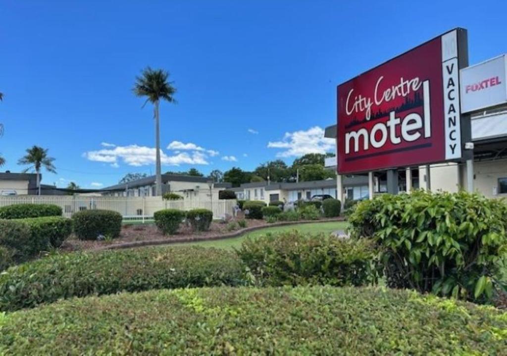 City Centre Motel Kempsey في كيمبسي: علامة موتيل أمام موتيل