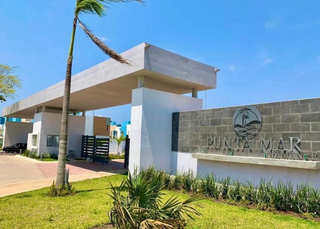 un bâtiment avec un panneau indiquant la résidence jumeirah dans l'établissement Casa Regina, à Gallinero