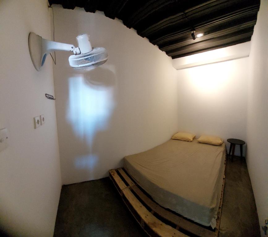 Tempat tidur dalam kamar di Cilacap Guest House