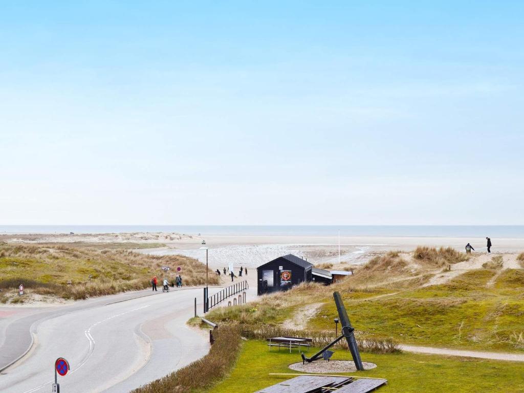 un bâtiment sur le côté d'une route près de la plage dans l'établissement Holiday home Fanø VII, à Fanø