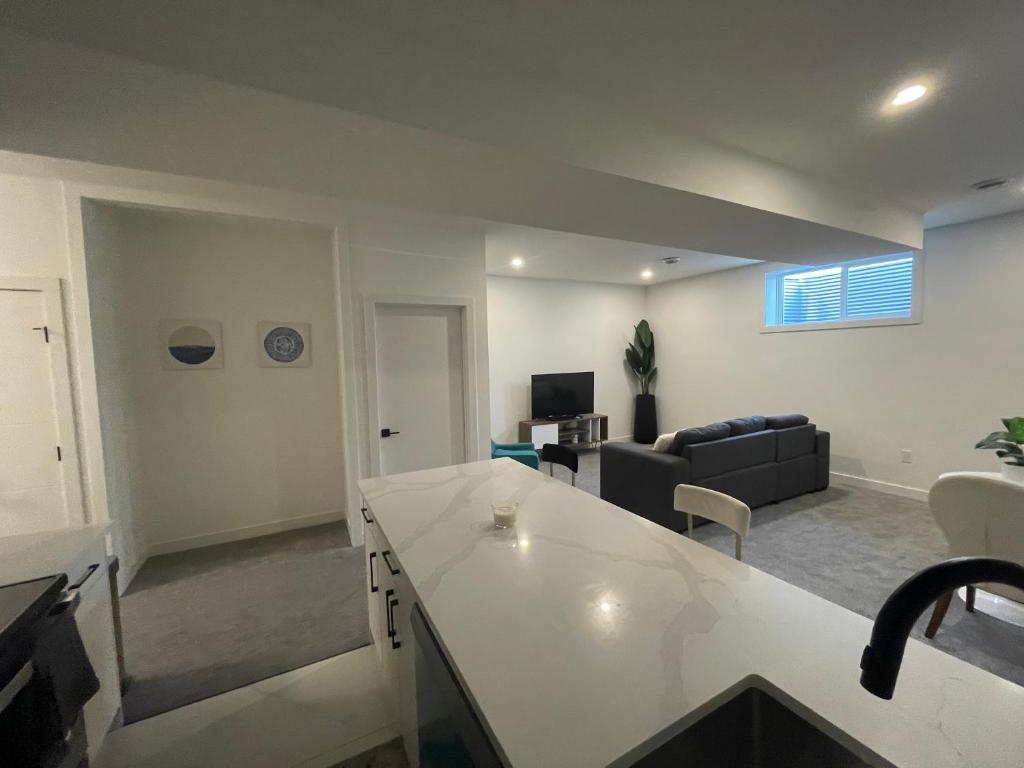 Photo de la galerie de l'établissement Emerald Suite with 2 beds - 10 minutes from downtown, à Calgary