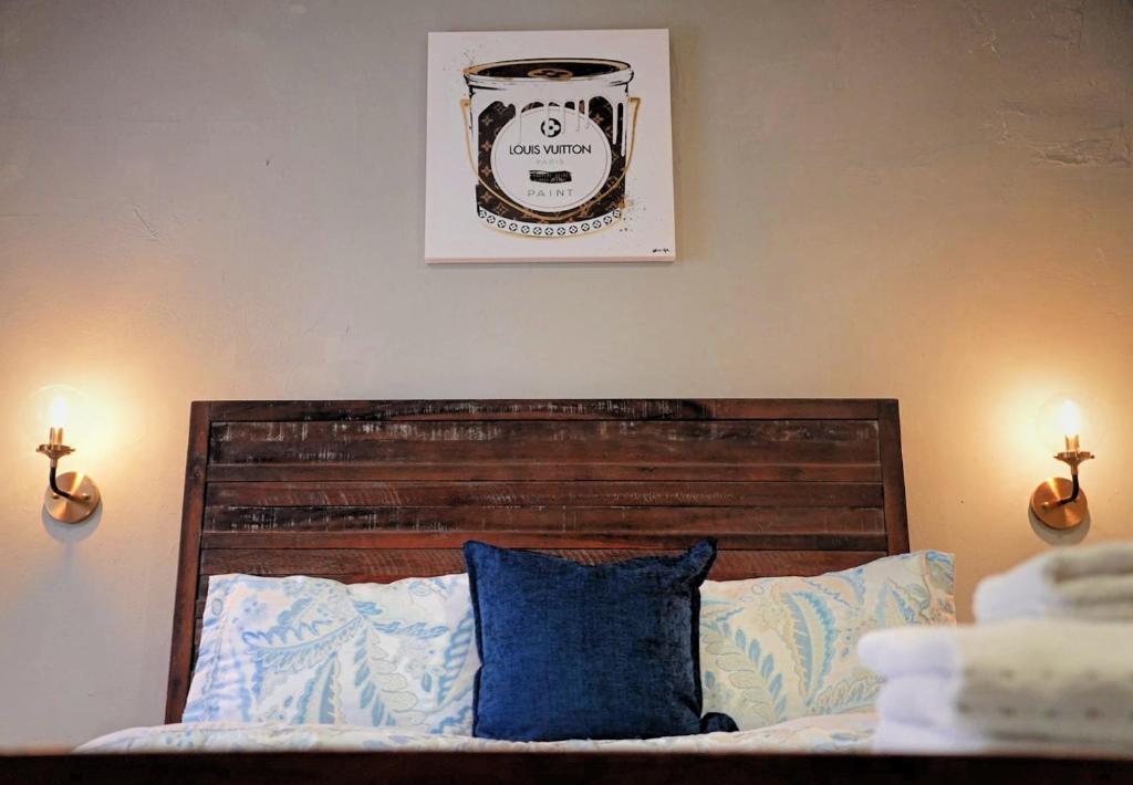 een bed met een blauw kussen en een foto aan de muur bij Miami - Brickell - Beaches in Miami