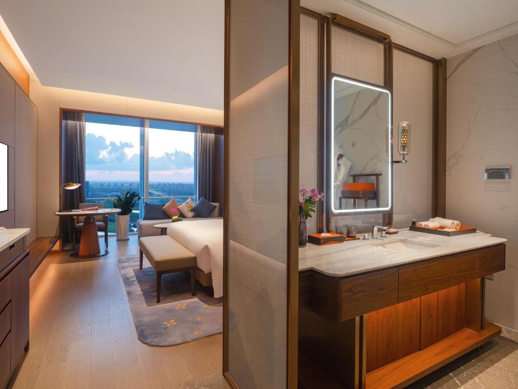Suzhou International Conference Hotel - Superior Double Room With Lake View