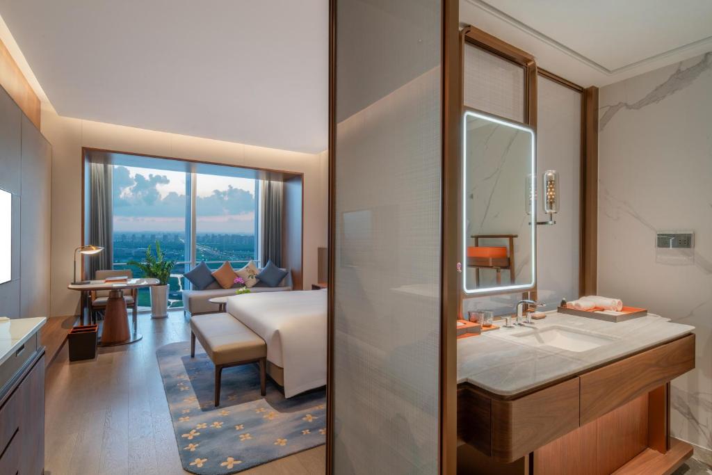 Suzhou International Conference Hotel - Deluxe Double Room With Lake View