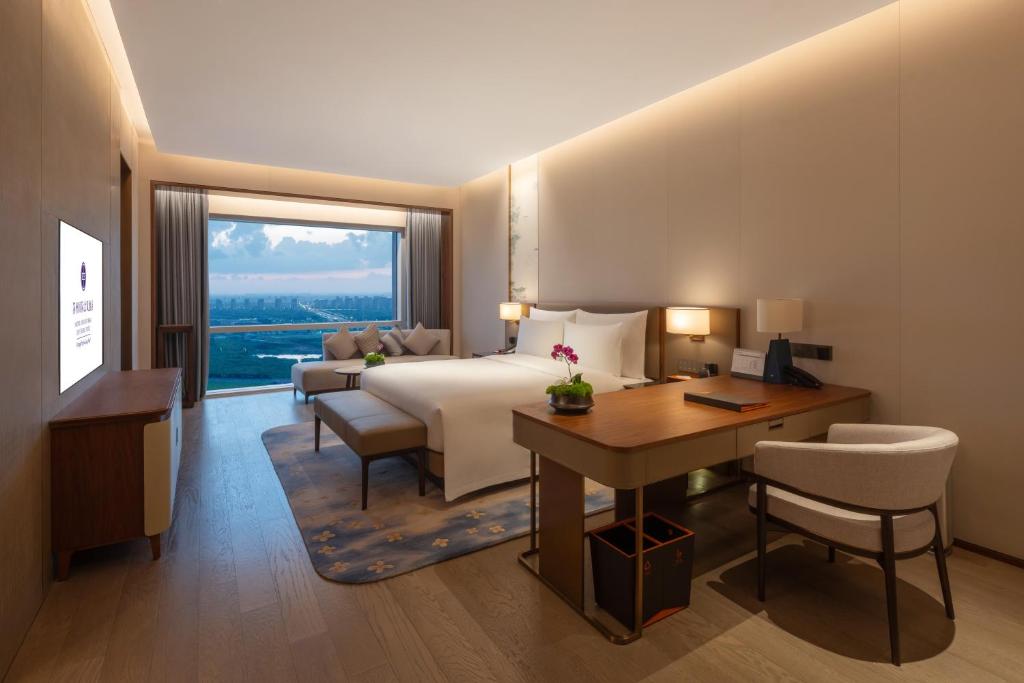 Suzhou International Conference Hotel - Premier Double Room With Lake View