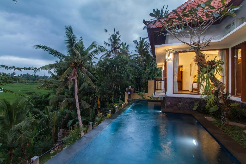 una piscina di fronte a una villa di The Shea Ubud tranquility Villa with private pool ad Ubud