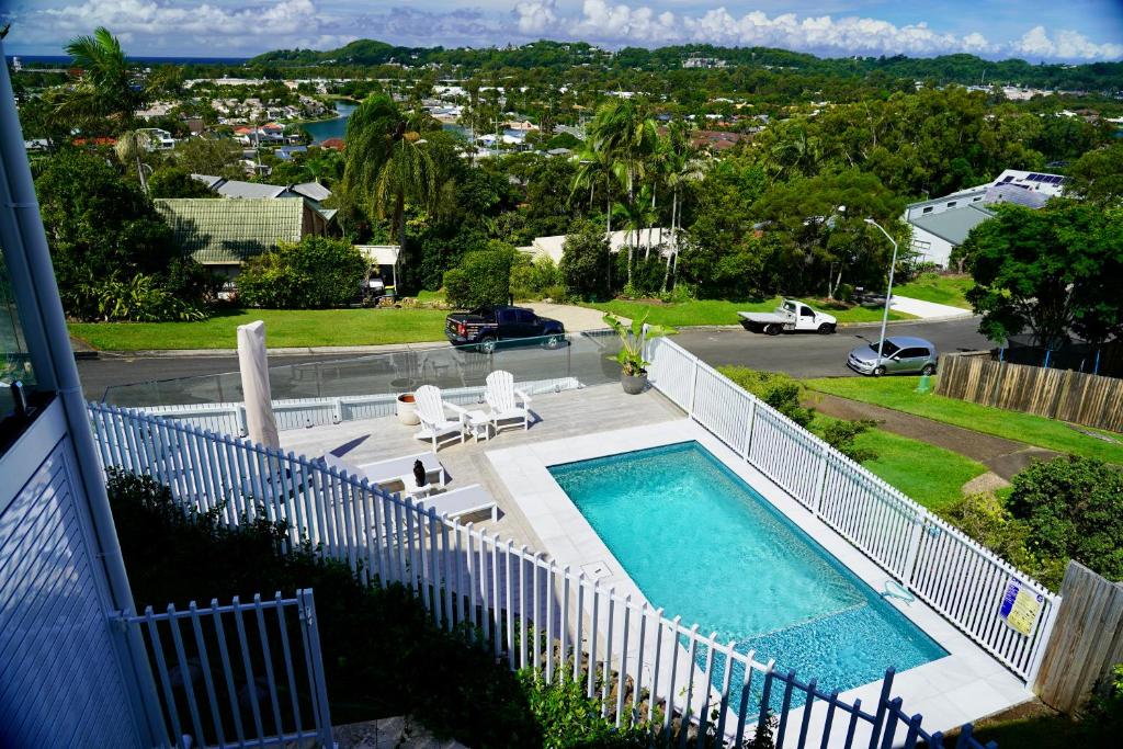 vistas a la piscina desde el balcón de una casa en 3 Waters Guest Accommodation en Gold Coast