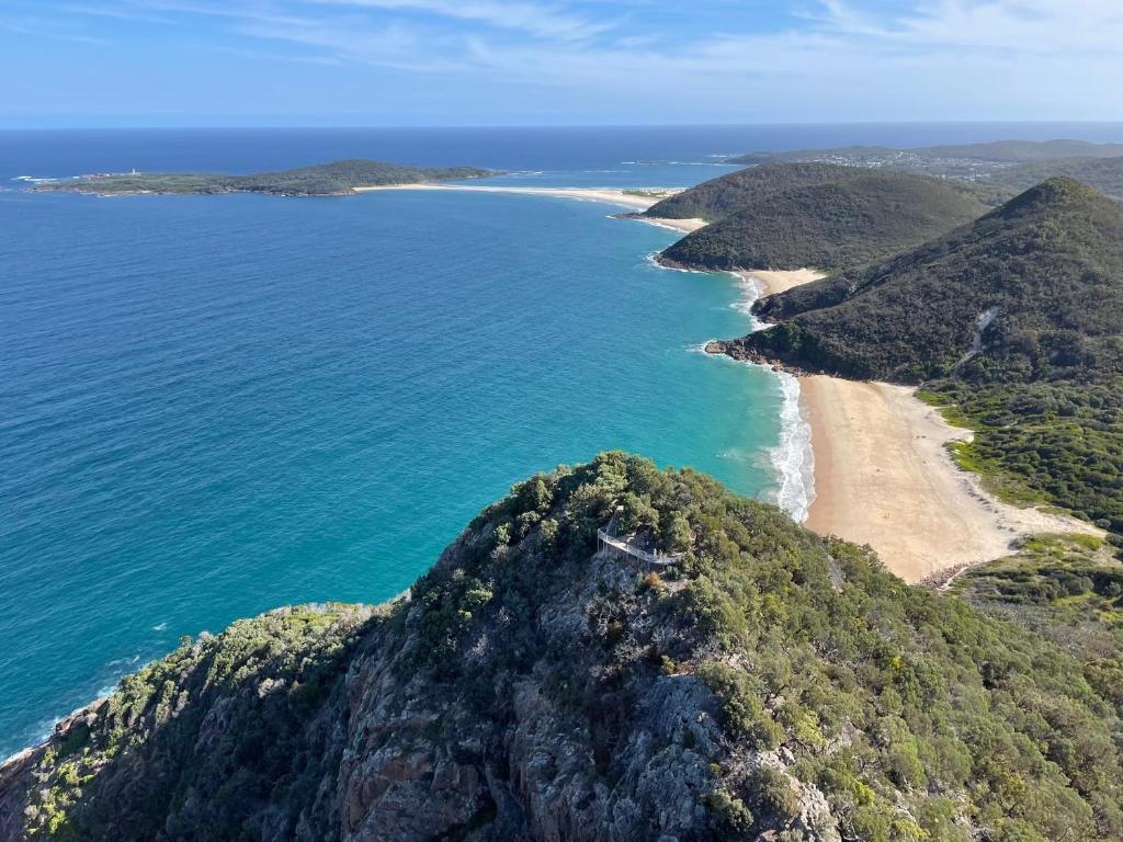 uma vista aérea para o oceano e uma praia em Art House Shoal Bay em Shoal Bay