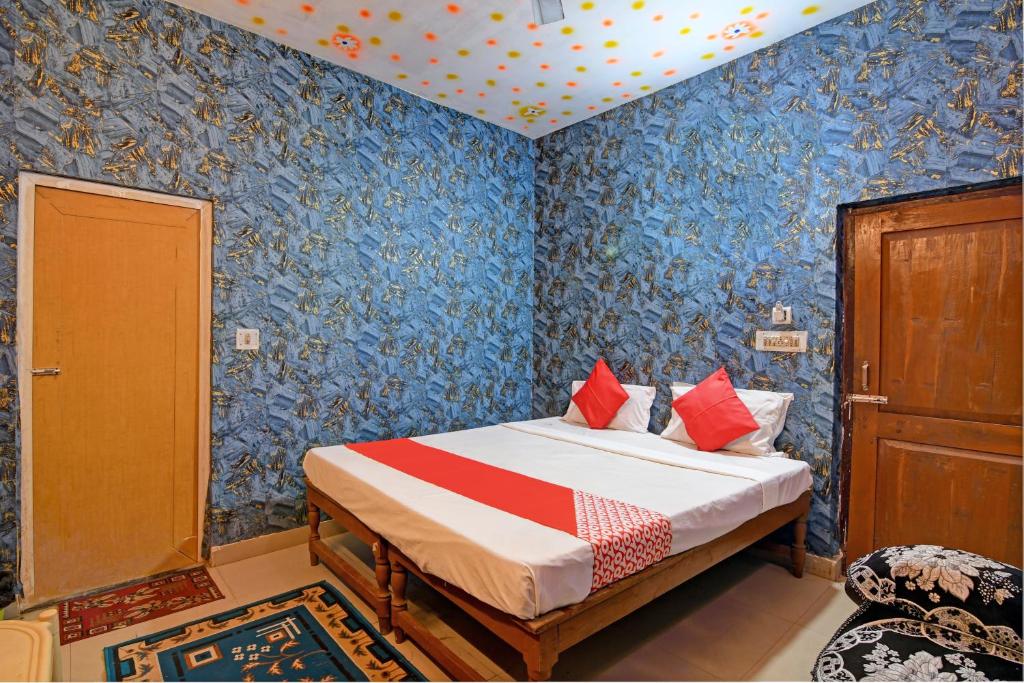 En eller flere senge i et værelse på OYO Flagship Kasturi Hotel