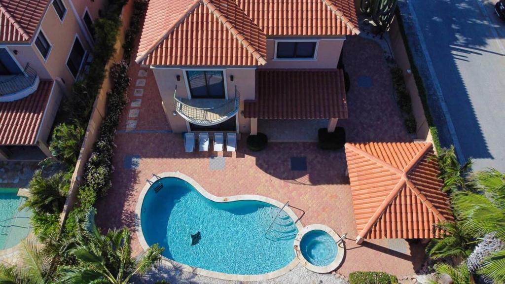Vista sulla piscina di Splendid 3 bedroom house with beauttiful pool o su una piscina nei dintorni