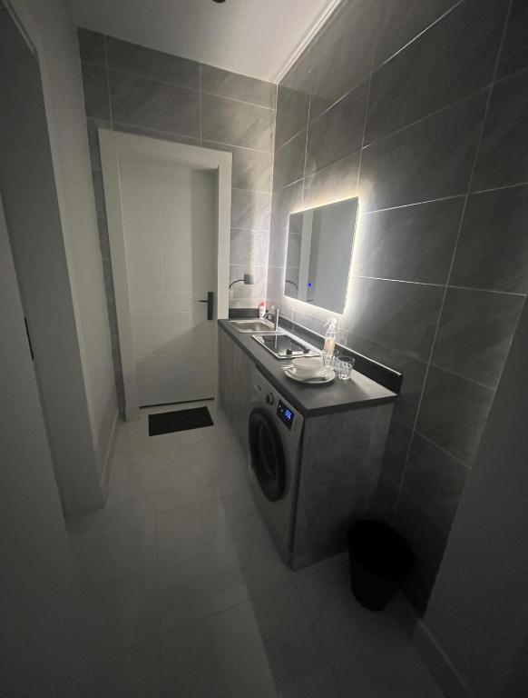 a bathroom with a washing machine and a sink at بردايس هاوس ( A ) في جدة المروة in Jeddah