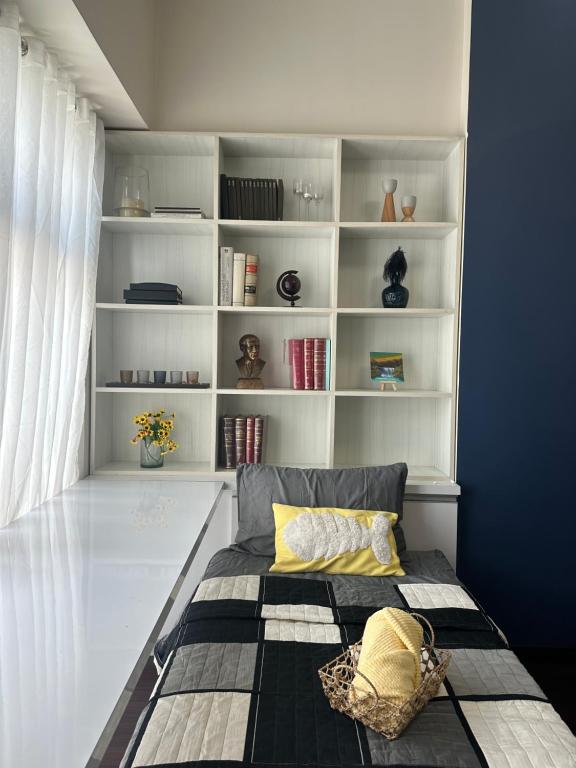 Giường trong phòng chung tại Single Bedroom with private toilet and bath