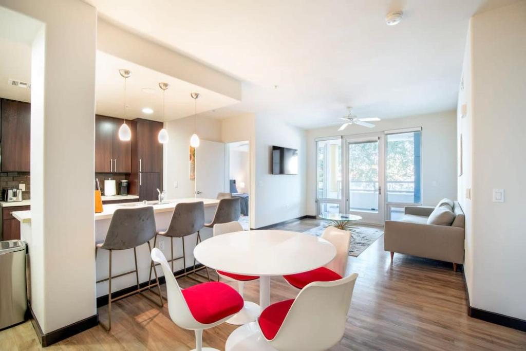 uma cozinha e sala de estar com mesa e cadeiras em 2BR Modern Luxury Condo WeHo em Los Angeles