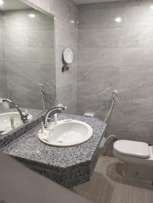 Koupelna v ubytování Emilio Hotel