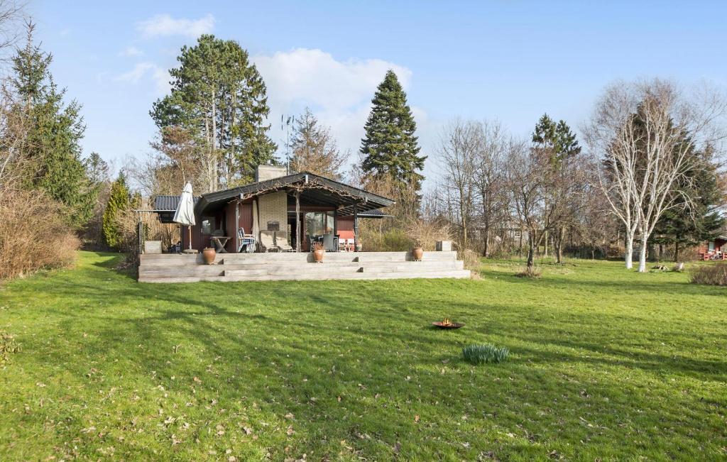 una casa en medio de un campo verde en Gorgeous Home In Vejby With Kitchen, en Vejby