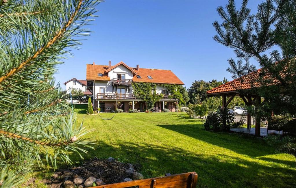 Κήπος έξω από το 1 Bedroom Cozy Apartment In Chlapowo