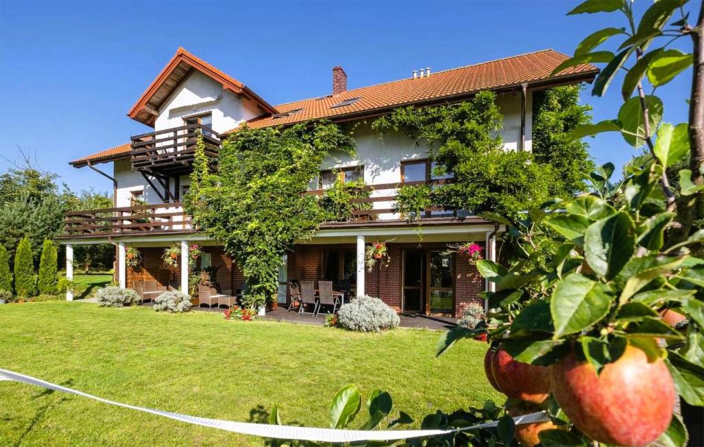 Κήπος έξω από το Awesome Apartment In Chlapowo With Wifi