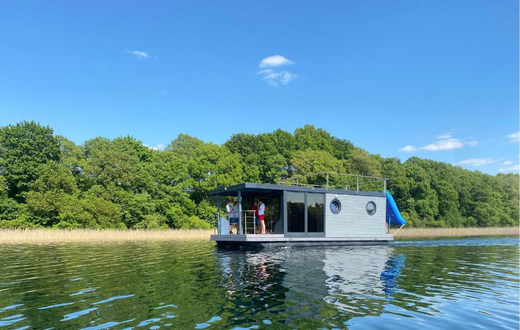 um pequeno barco em um corpo de água em 2 Bedroom Nice Ship In Zlocieniec em Złocieniec