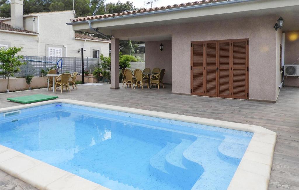 una piscina di fronte a una casa di Beautiful Home In Port Adriano With Kitchen a El Toro