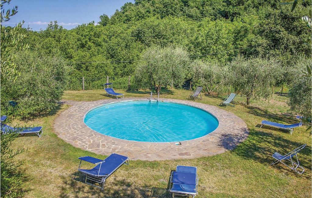 einen Blick über einen Pool mit Stühlen in der Unterkunft Cavone in Vetriolo