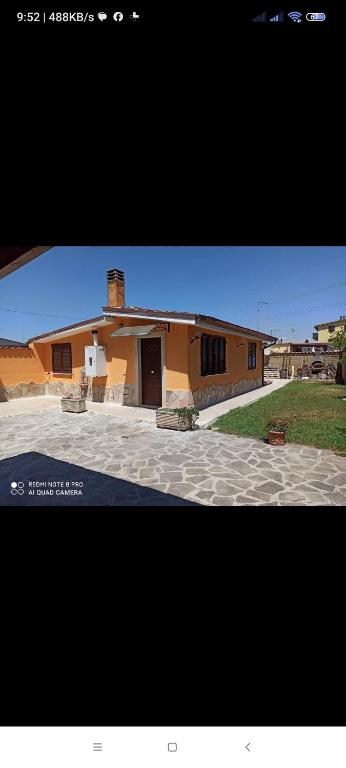 a house with a driveway in front of it at Villino fiera di Roma e aeroporto Fiumicino in Ponte Galeria