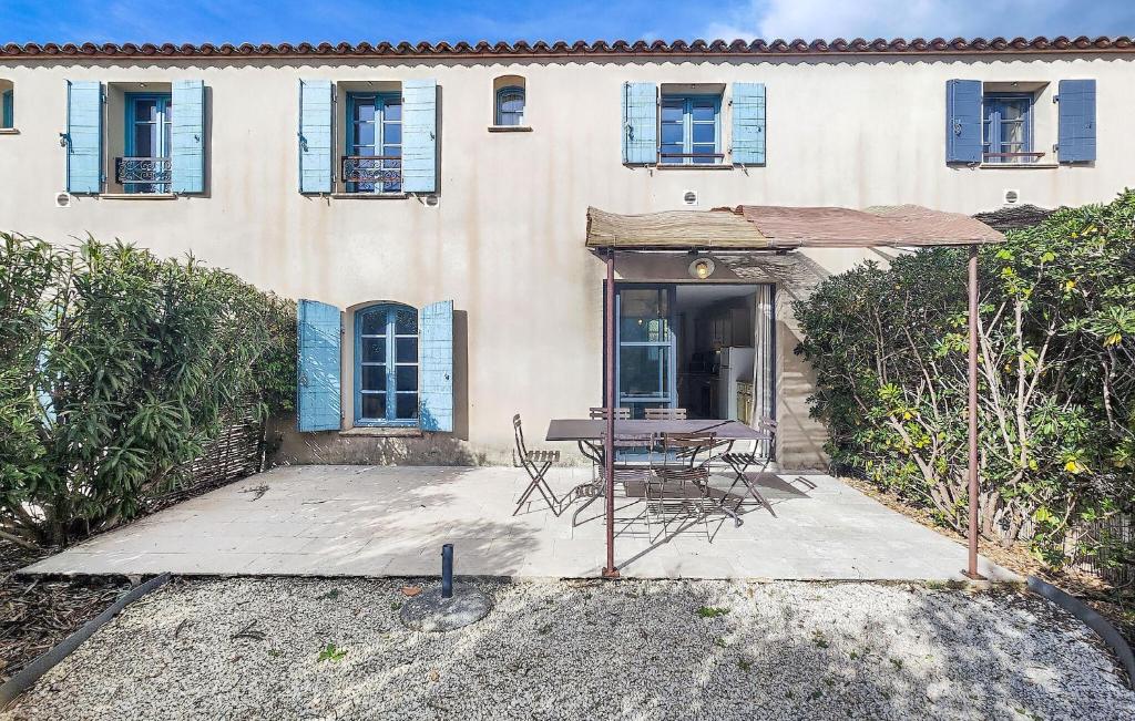 サン・ローラン・ド・ラ・カブレリスにあるAmazing Home In Saint-Laurent-De-La-Cabrerisseのテーブルと椅子が前にある家