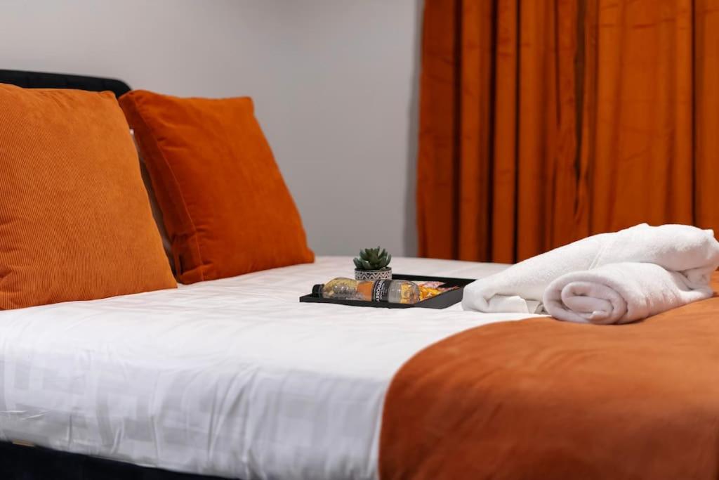 伯明罕的住宿－TQ luxurious 2 bed flat，酒店客房,配有带毛巾的床