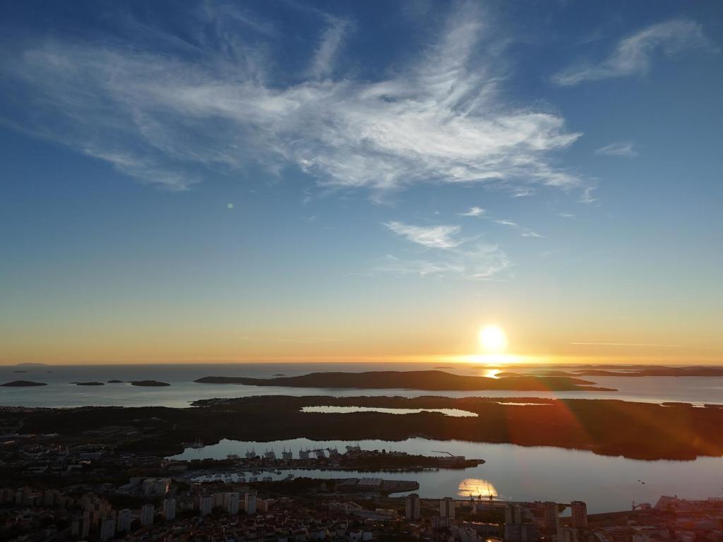 Blick auf den Sonnenuntergang über einer Stadt in der Unterkunft Basic Mansion Mandalina in Šibenik
