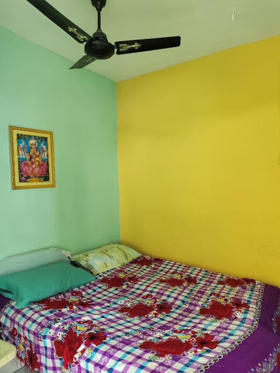 Een bed of bedden in een kamer bij Basama Complex, main road puttaparthi